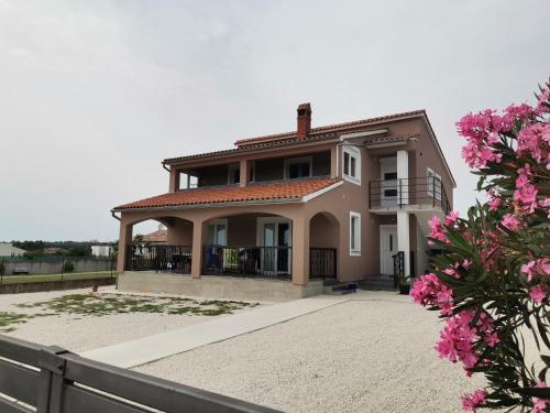 Apartment Sofija — 4-Star Luxury Hotel in Galizana, Croatia