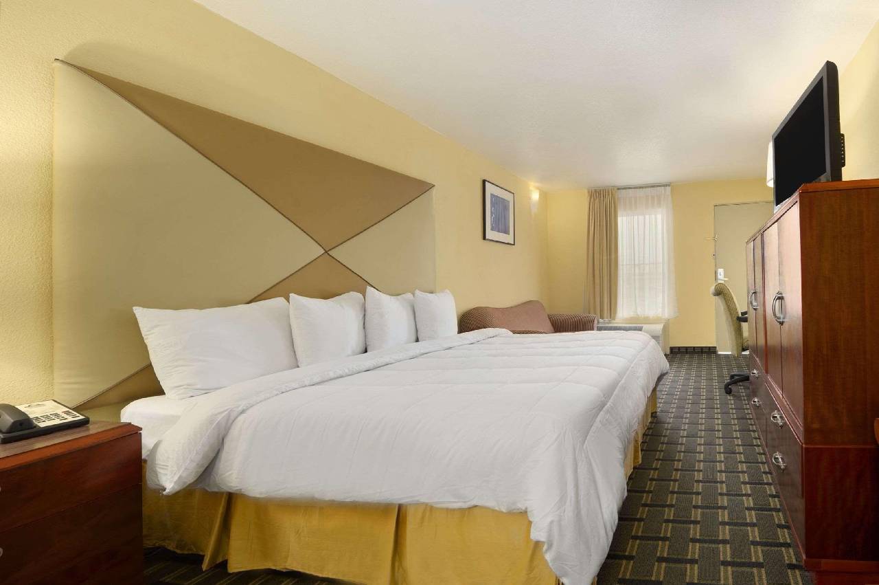 Days Inn by Wyndham Brunswick St. Simons Area - photo 4