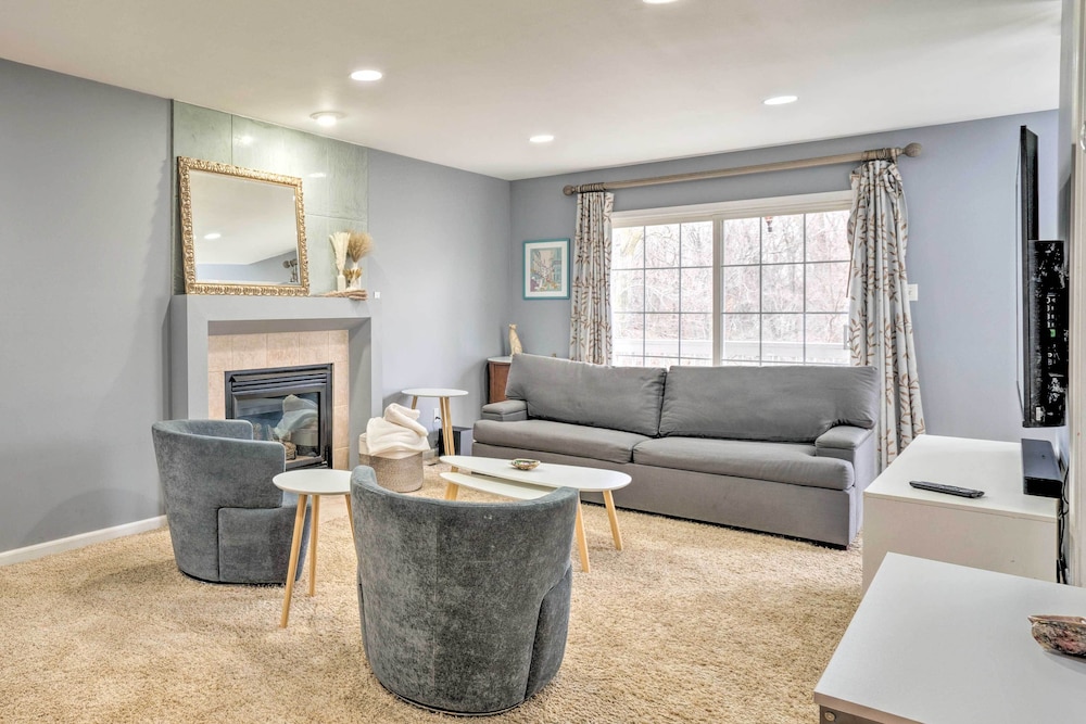 Immaculate Family Townhome Walk to Beach — Gary — photo 2