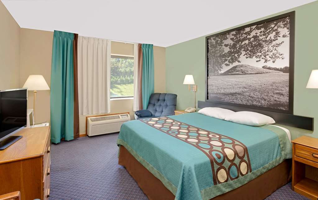 Super 8 by Wyndham Macomb - photo 6