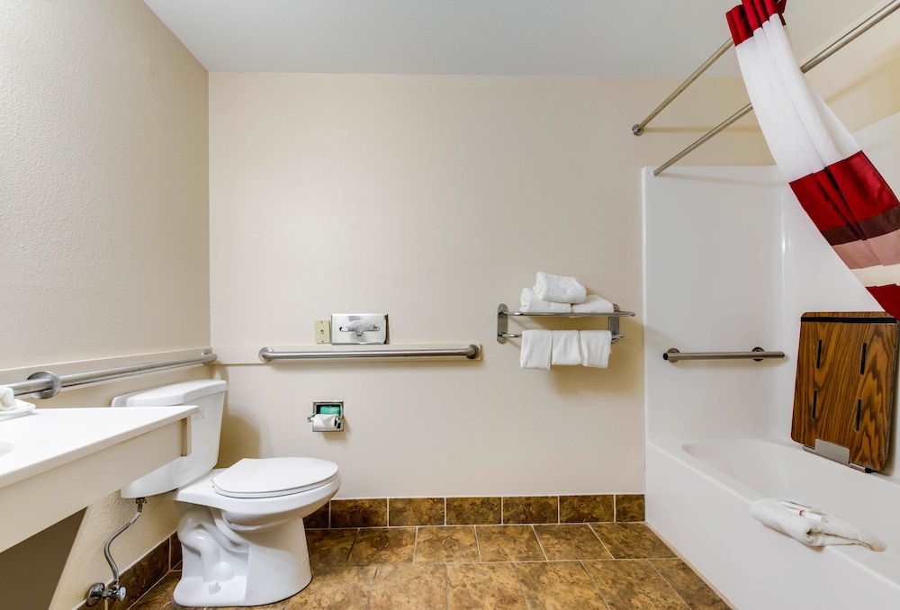 Econo Lodge Inn & Suites - photo 25