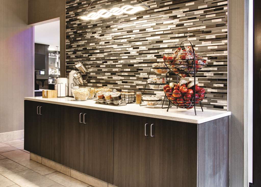 La Quinta Inn & Suites by Wyndham Cleveland Airport West - photo 43