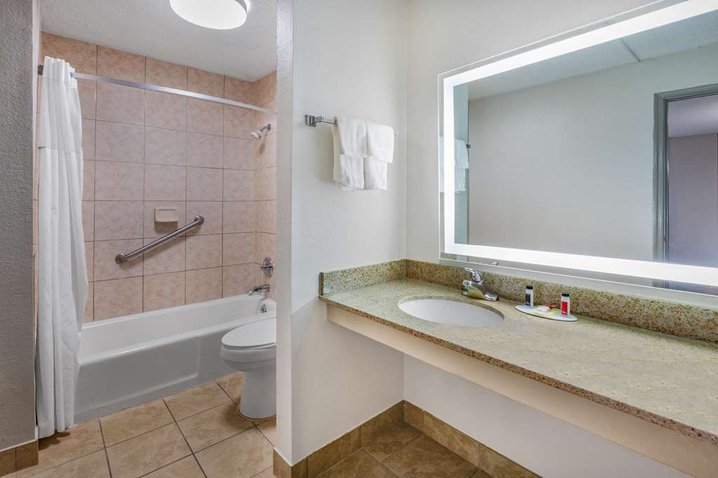 Days Inn by Wyndham Roanoke Hollins Near I 81 - photo 27