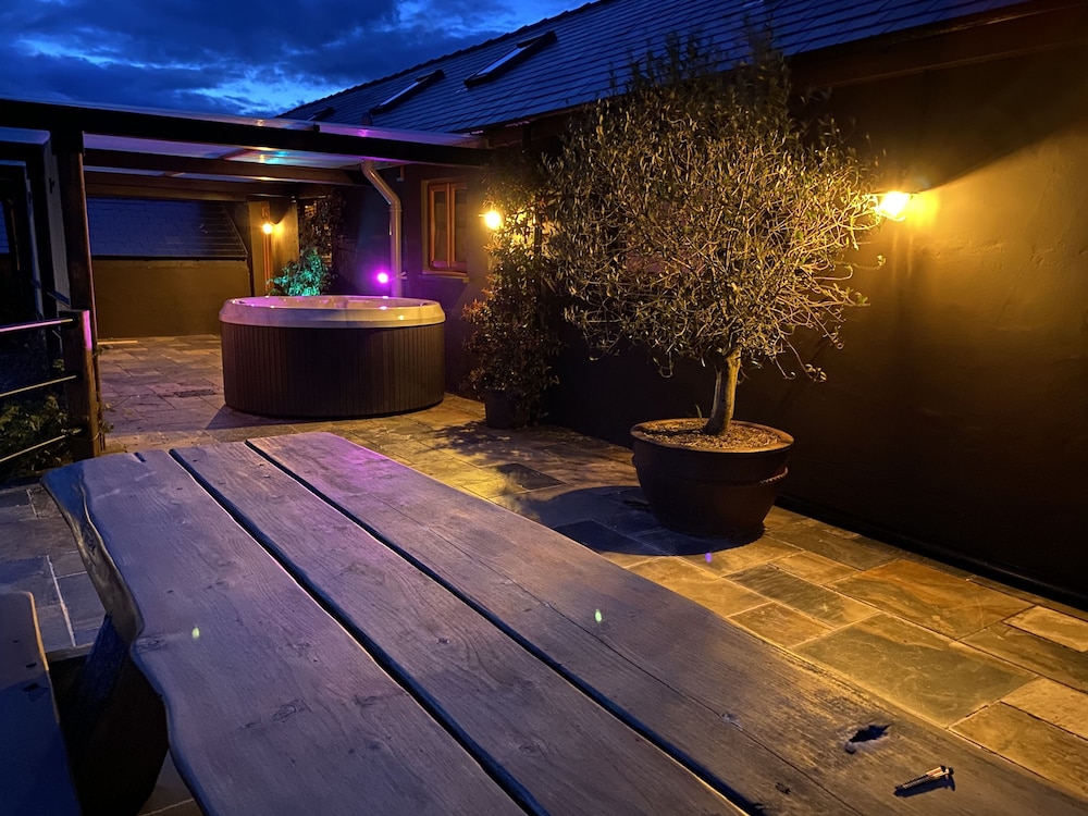Lavender Luxurious Barn Conversion Blossom Farm — hotel in Johnston