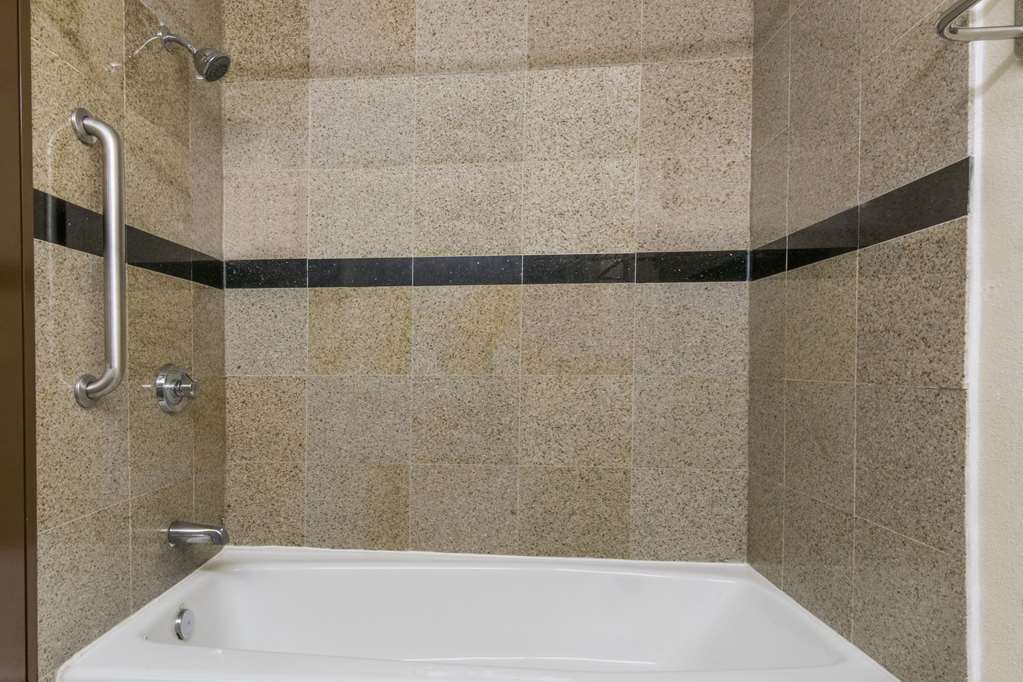 Super 8 by Wyndham Beaumont I 10 South College St - photo 17