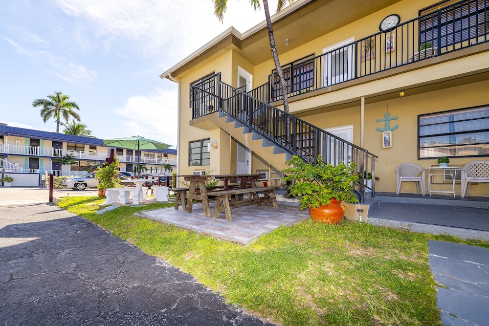 Tropic Isle Hotel and Apartment - photo 26