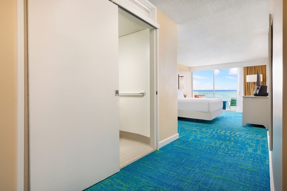 The Twin Fin Hotel - photo 43