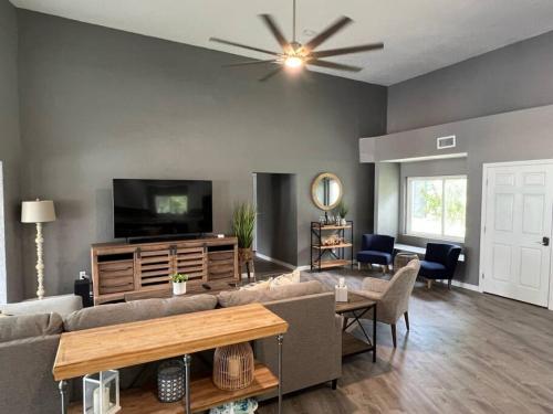 Spacious 4 bedroom with 2 baths with Pool and boat dock — Crystal River — photo 4