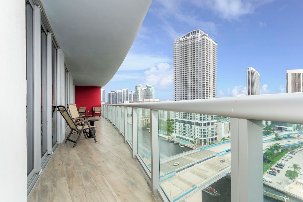 Stunning Bay Front 3 Bed Private Floor Apt 2001 @ BW Resort Miami - photo 21