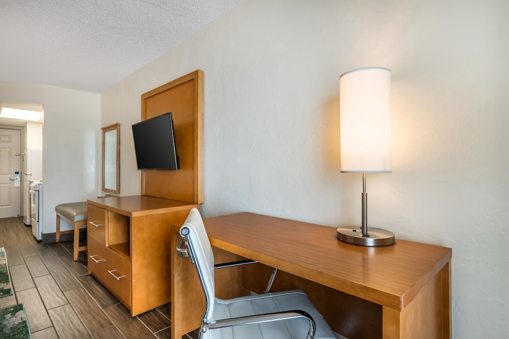 Tropical Winds Oceanfront Hotel - photo 40