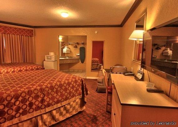 Rodeway Inn Capitol - photo 15