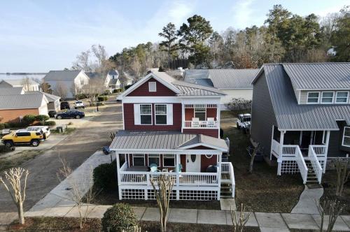 House # 55 On Lake Time — 4-Star Luxury Hotel in Centre, United States