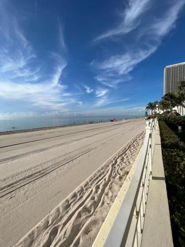 Miami Hollywood Great Two Bedroom Apartment with Channel View 006 22bvic — 4-Star Luxury Hotel in Hollywood, United States