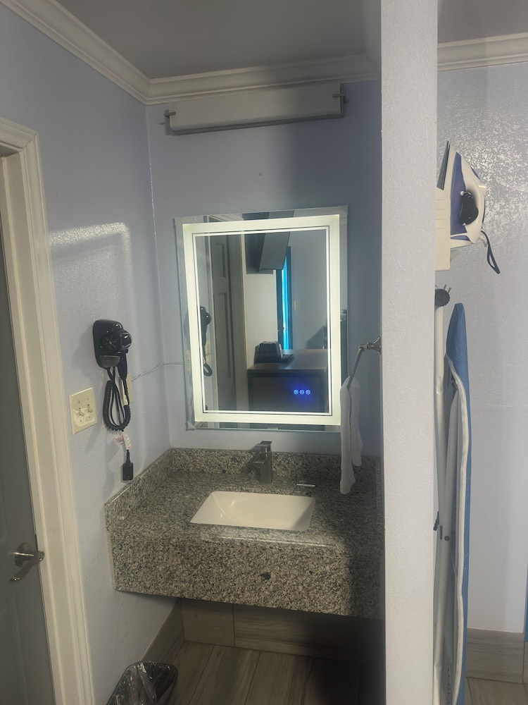 Carrizo Executive Inn - photo 16