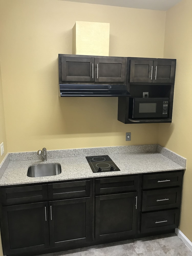 Deluxe Inn & Suites Baytown - photo 25