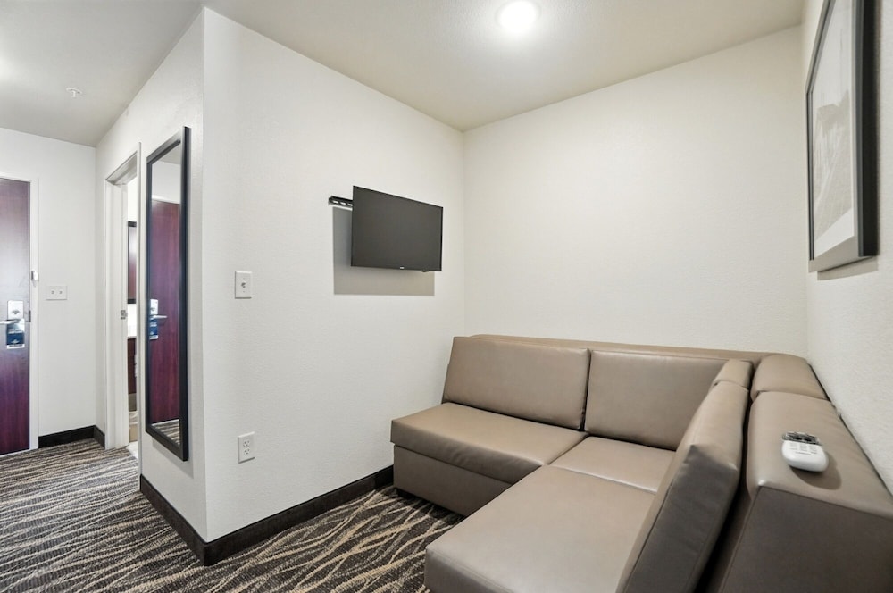 Cobblestone Hotel & Suites Bellefontaine - photo 33