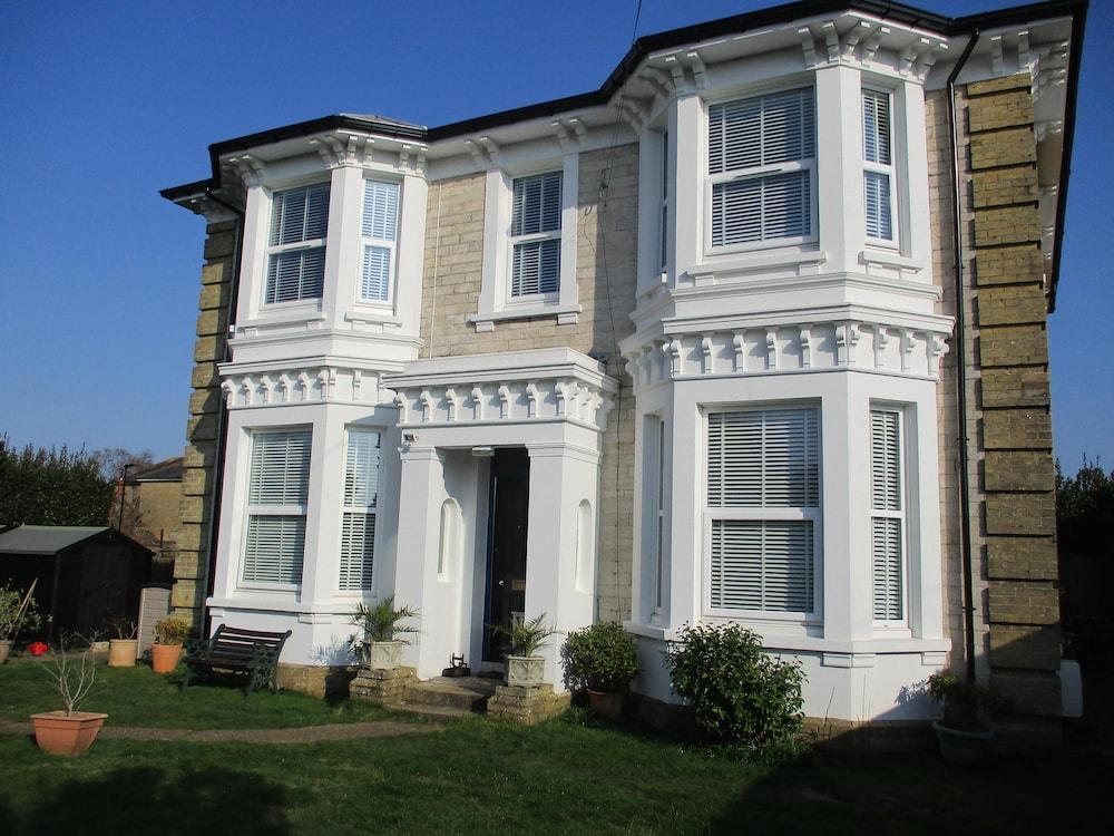 3 Bed Flat Sleeps 5 Garden Parking Wifi — 4-Star Luxury Hotel in Ryde, United Kingdom