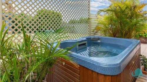 Rosies Family Spa Retreat 300m to the sandy shores of Caves Beach — hotel in Caves Beach