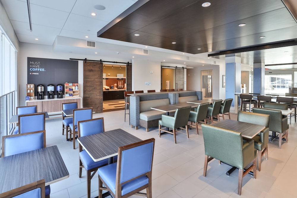 Holiday Inn Express & Suites Nashville Metrocenter Downtown by IHG - photo 43
