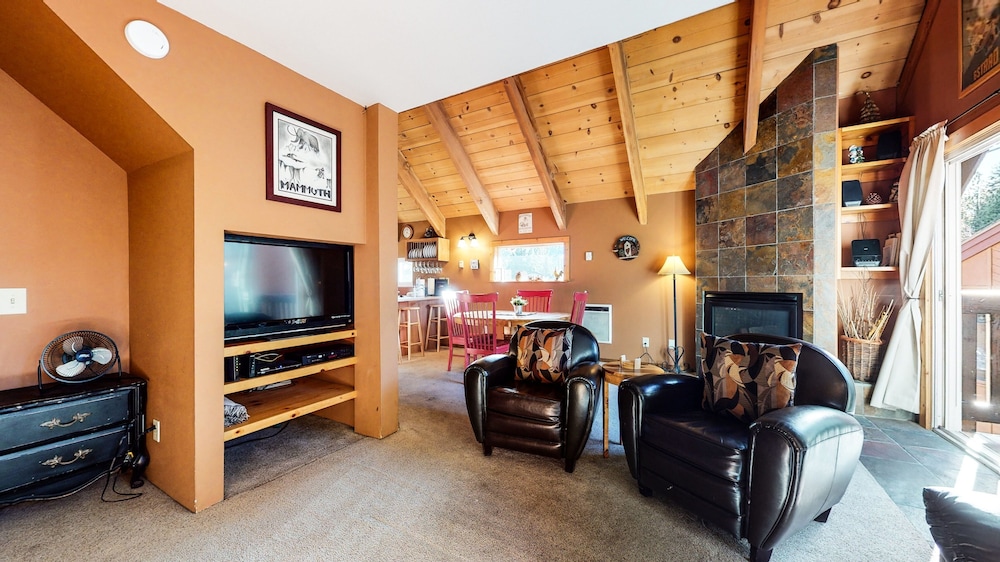 Mammoth View Villas 3 Walk to Village Gondola Cozy Mountain Cabin in Forest Setting by RedAwning — 4-Star Luxury Hotel in Mammoth Lakes, United States
