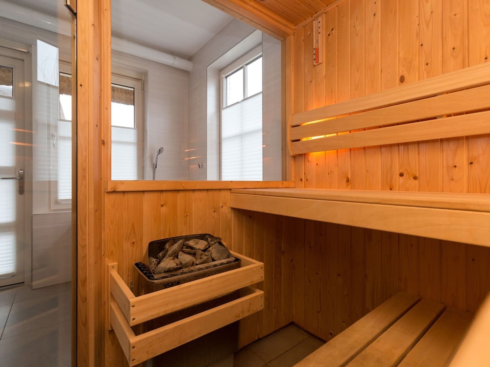 Spacious villa with a sauna at the Tjeukemeer — 4-Star Luxury Hotel in Lemmer, Netherlands