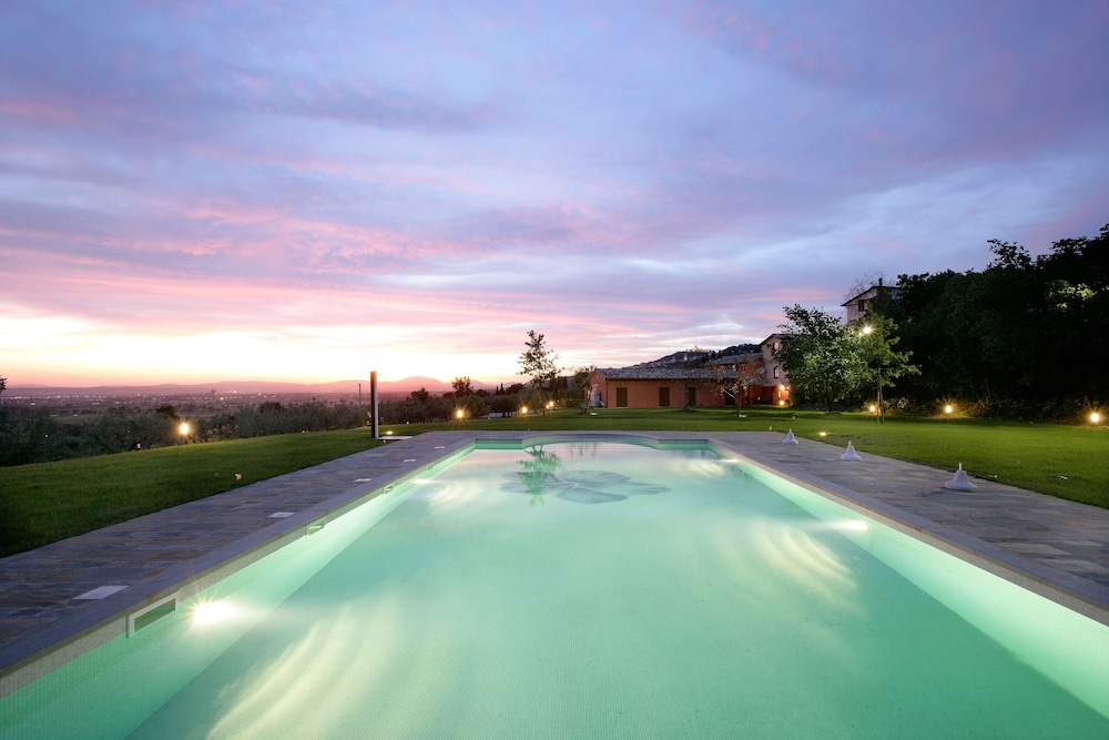 Country House Poggio Fiorito — 4-Star Luxury Hotel in Assisi, Italy