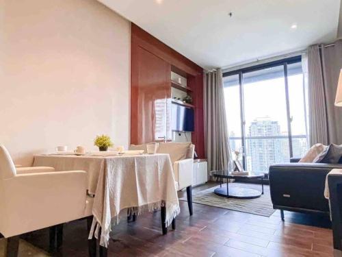 Grand Modern 2BR Ultra Fast WiFi Phrom Phong