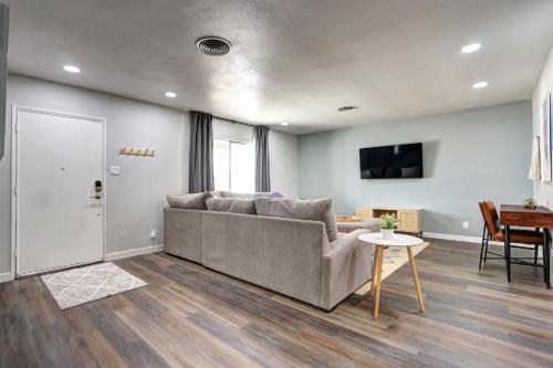 Luxury 3 bed home near the Strip w a poker table