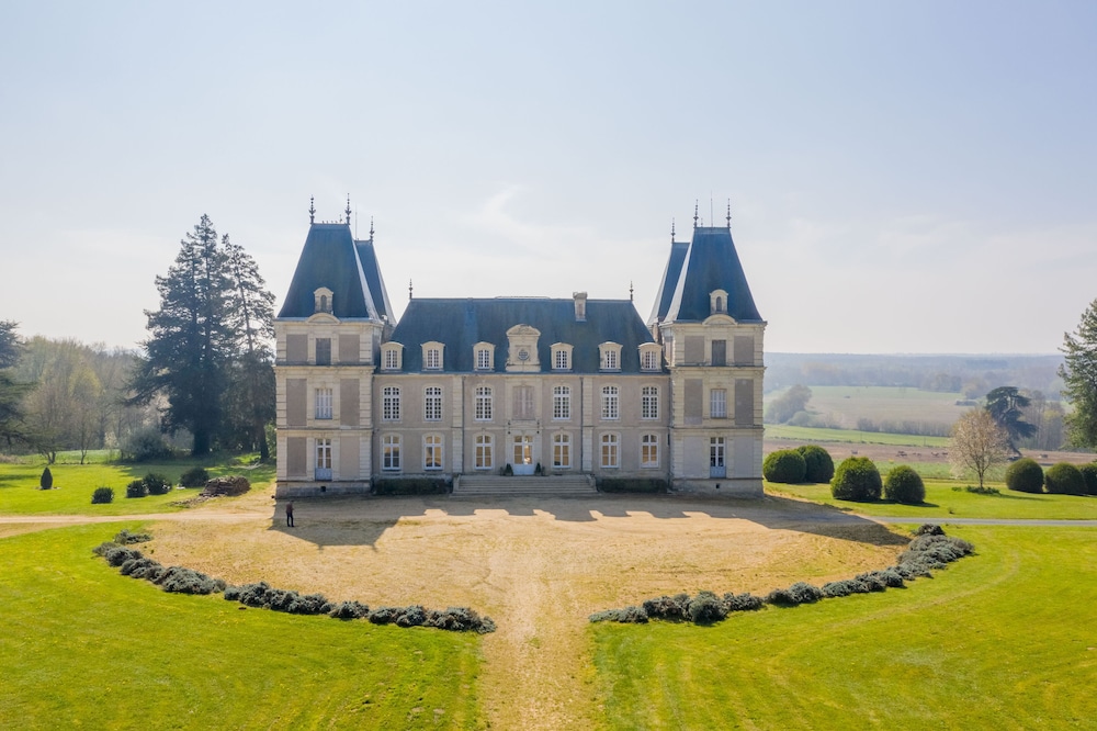 Chateau La Bainerie - carbon neutral hotel in Tierce