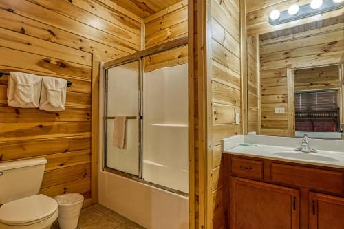 Lazy Bear Lodge Hot Tub Resort Pool WIFI 1089 FREE tickets each paid day Dollywood and More - photo 19