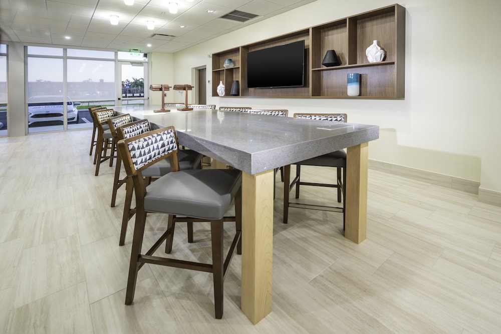 Holiday Inn Express & Suites Fort Myers Airport by IHG - photo 36