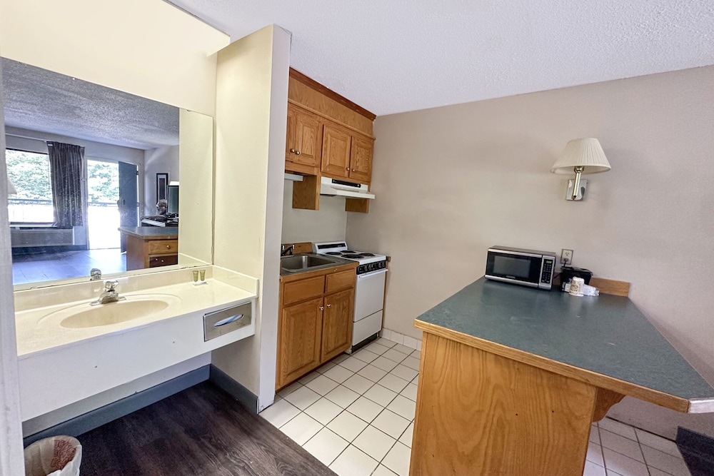 Executive Inn Ridgeway I 77 - photo 26