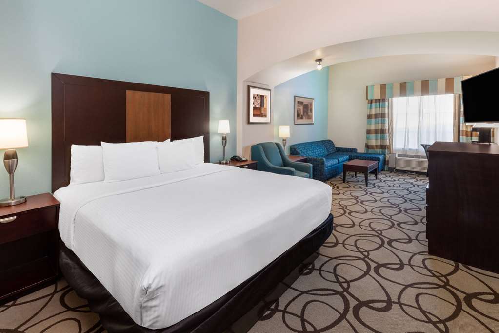 La Quinta Inn & Suites by Wyndham Fort Worth Lake Worth - photo 16