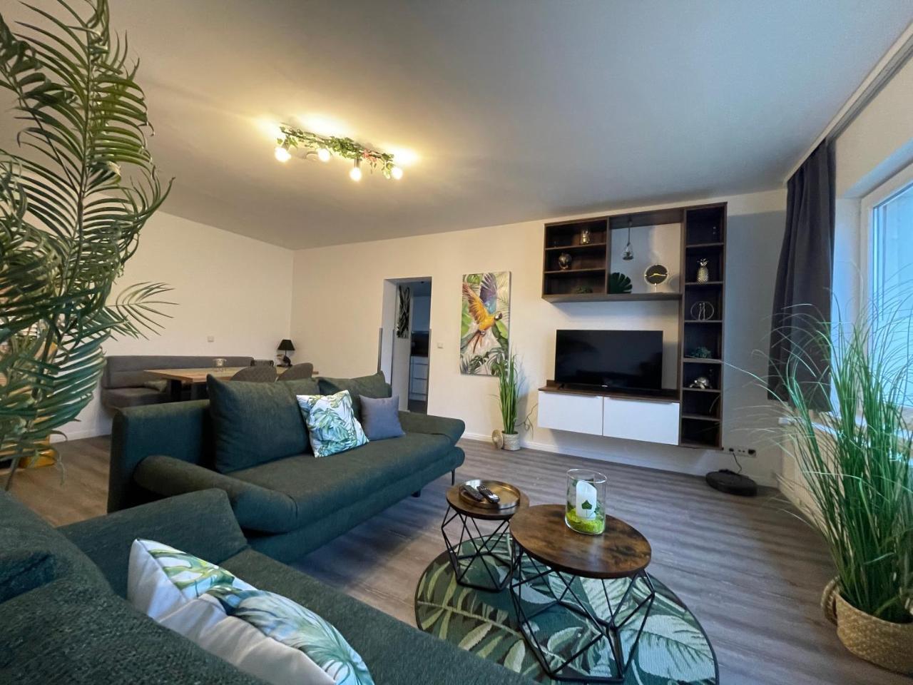 Zuarin Schlossblick Ganzes Apartment direkt am Schlossgarten von Schwerin mit Dschungel Feeling Parkplatz auf Anfrage vorhanden — 4-Star Luxury Hotel in Schwerin, Germany