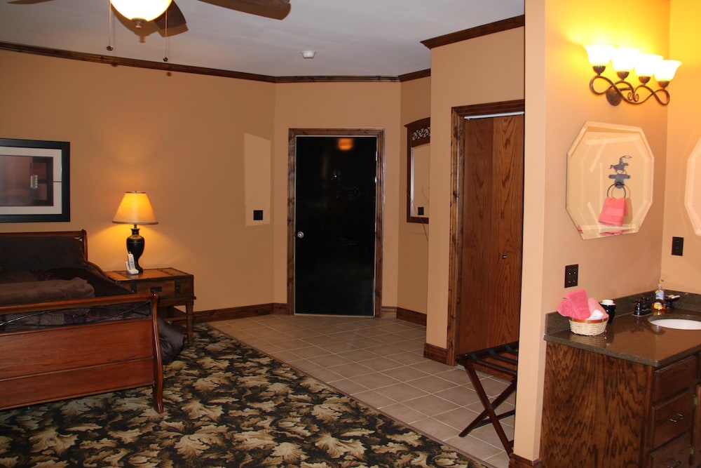 Caldwell Messenger Suites - photo 7