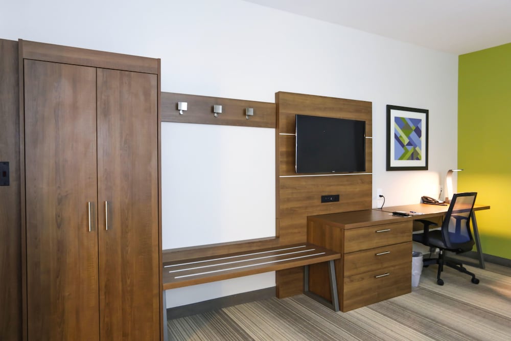 Holiday Inn Express & Suites Houston IAH Beltway 8 by IHG - photo 17
