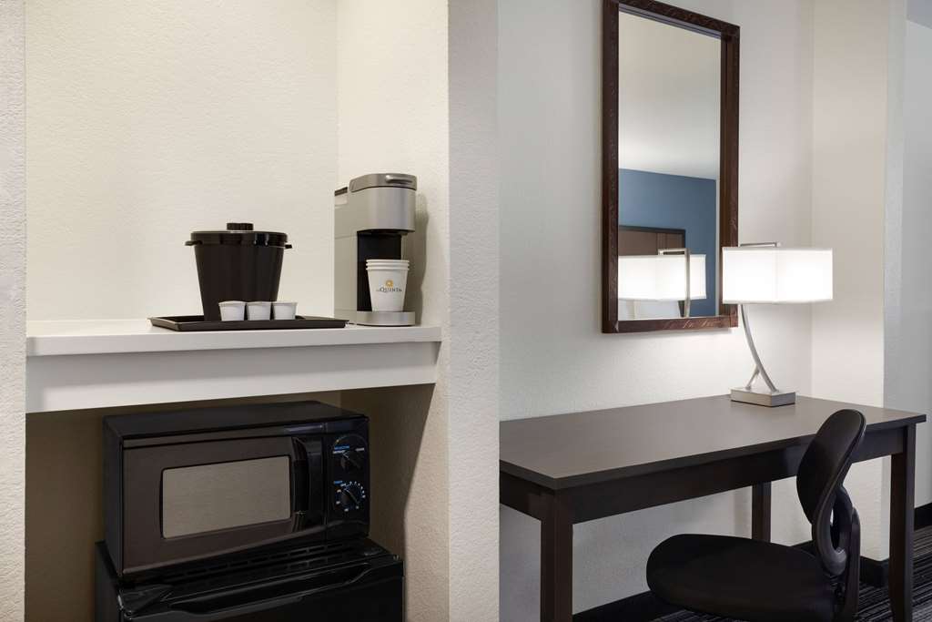 La Quinta Inn & Suites by Wyndham Springfield Airport Plaza - photo 18