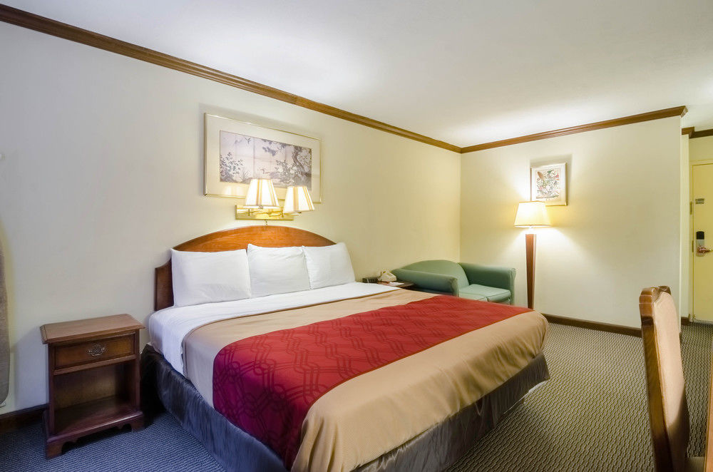 Econo Lodge Colonial - photo 31