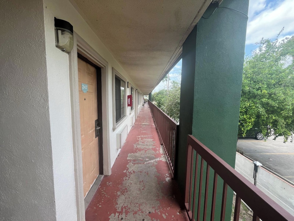 La Posada Inn By OYO Brownsville - photo 6