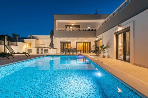 Luxury Villa Heated Pool 6 persons Jacuzzi Sea View — 4-Star Luxury Hotel in Marina, Croatia