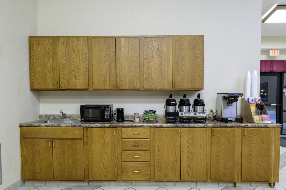 Holton Inn and Suites - photo 10