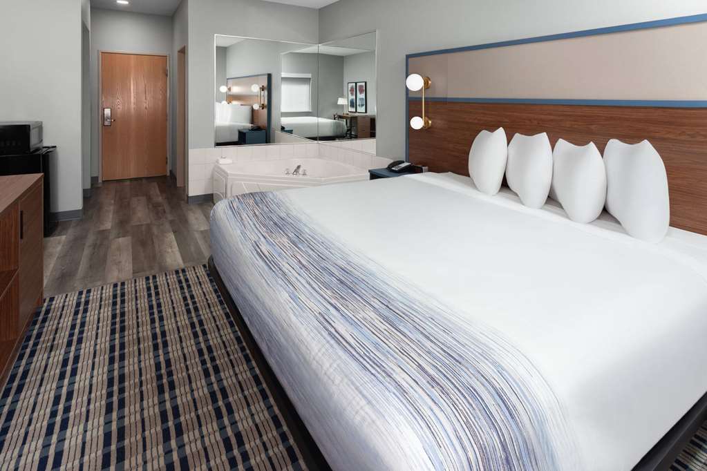 Super 8 by Wyndham Eagle River - photo 30