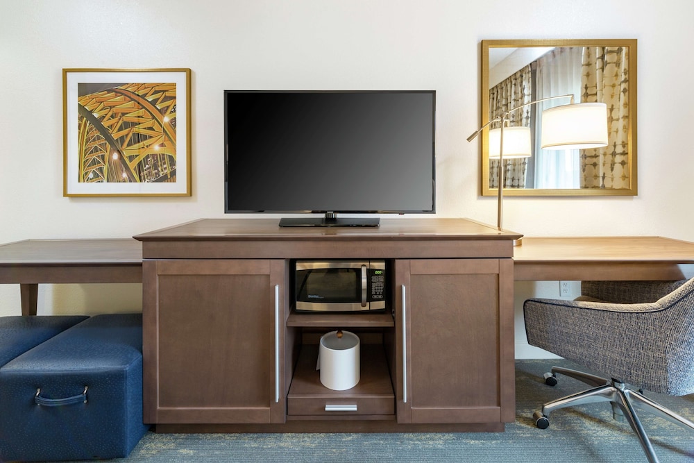 Hampton Inn & Suites Newport Cincinnati - photo 7