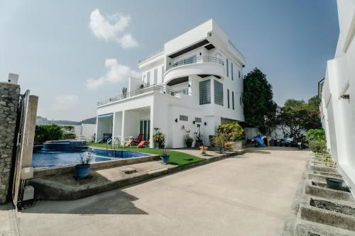 Skyfall Private Pool Villa In Rawai — 4-Star Luxury Hotel in Phuket, Thailand