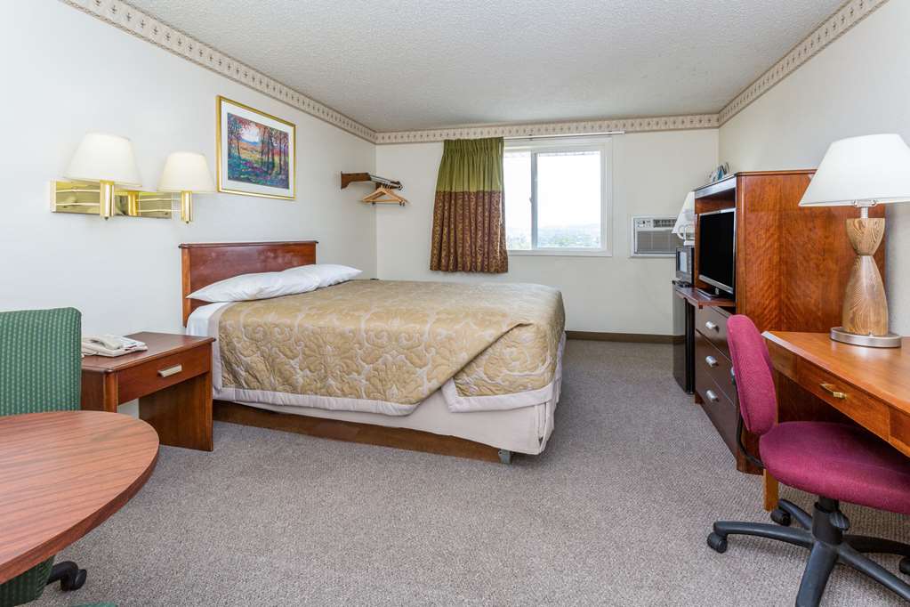 Super 8 by Wyndham Colorado Springs Chestnut Street - photo 11