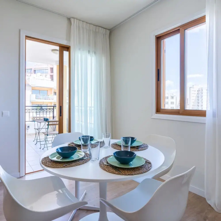 Stylish Central Apartment City Views Prime Location Parking
