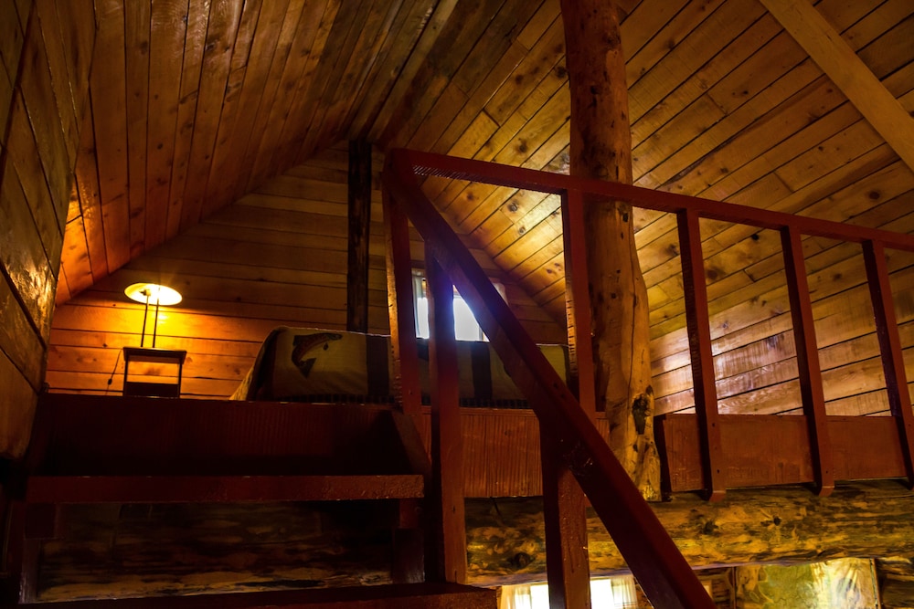 Midnight Sun Log Cabins - photo 7