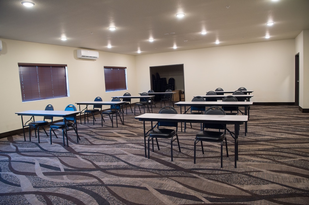 Cobblestone Inn & Suites Forest City - photo 44