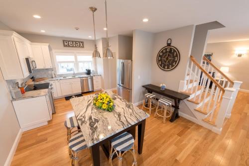 The East Island Reserve Hotel - photo 6