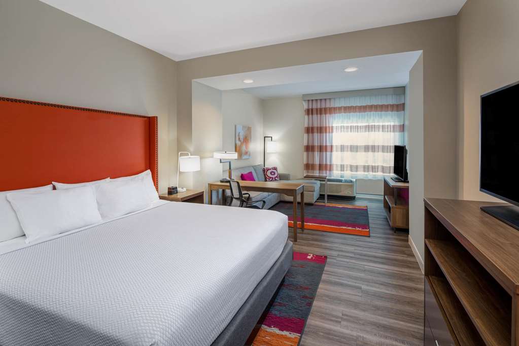 La Quinta Inn & Suites by Wyndham Greensboro Arpt High Point - photo 21